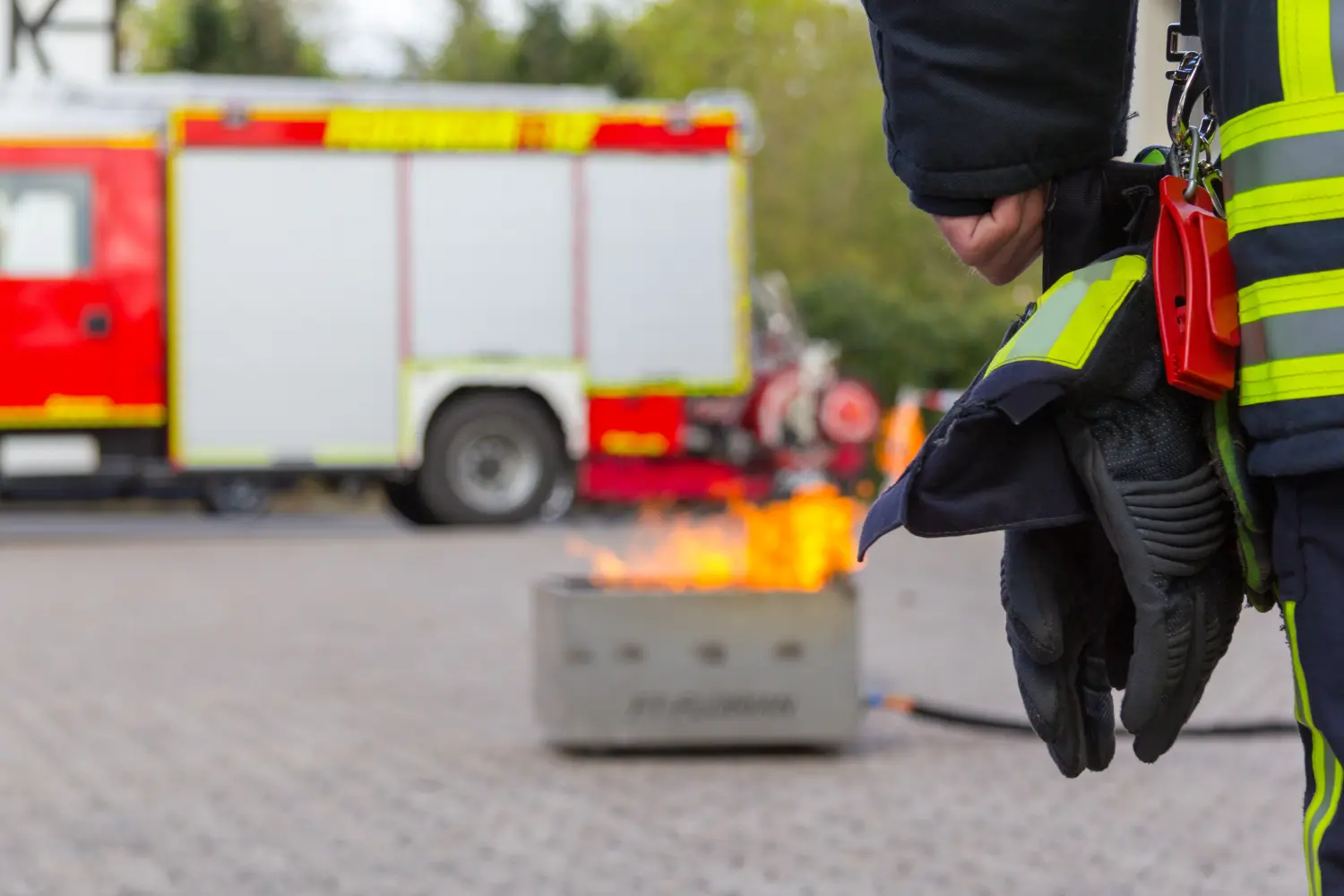 die deutschen Feuerwehrleute haben eine Übung