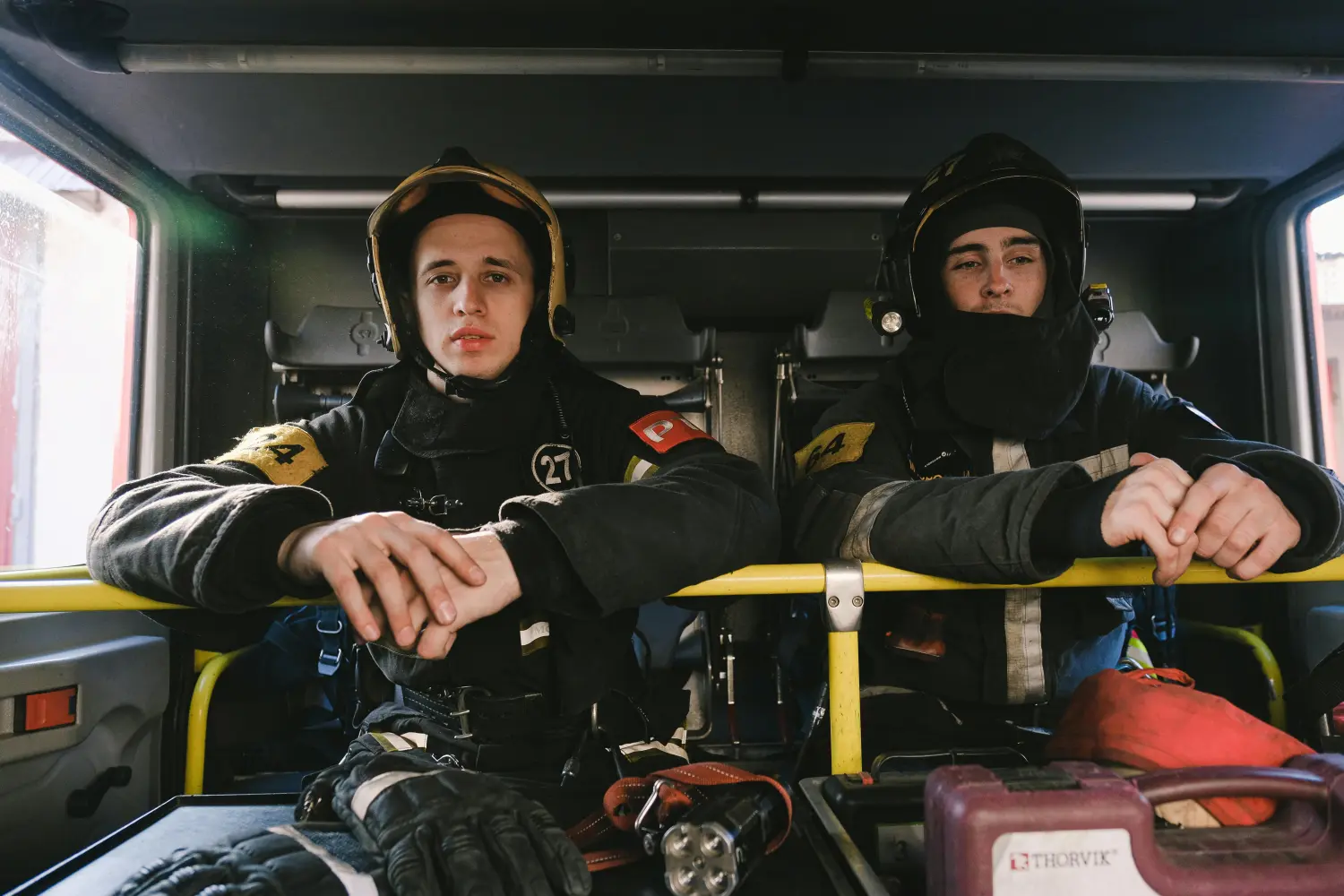 Wachmann und Feuerwehrleute besprechen den Plan